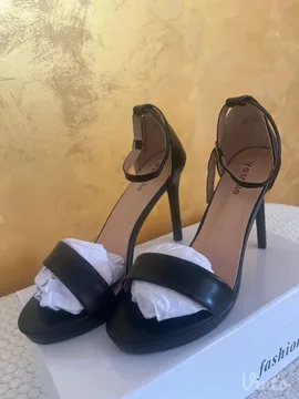 Crne sandale na štiklu