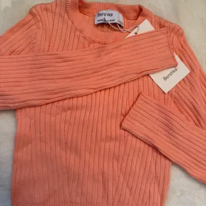 Bershka-kratka majica dugih rukava sa etiketom