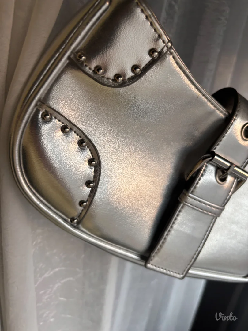 Srebrna metalik torbica