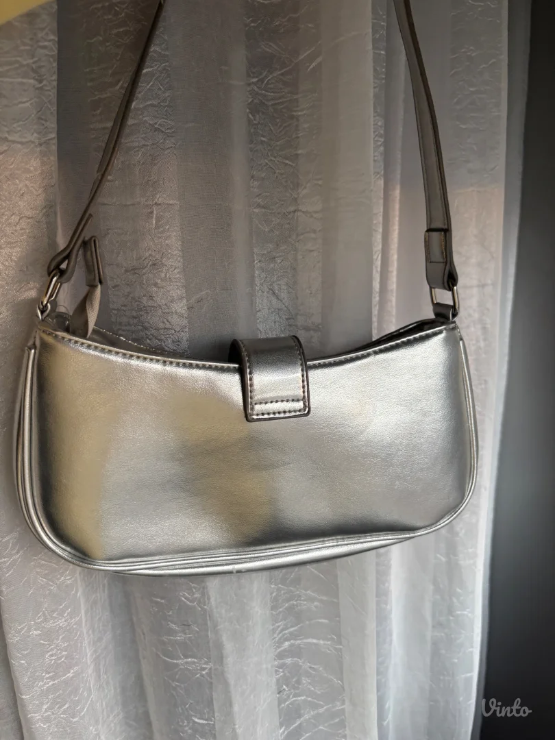 Srebrna metalik torbica