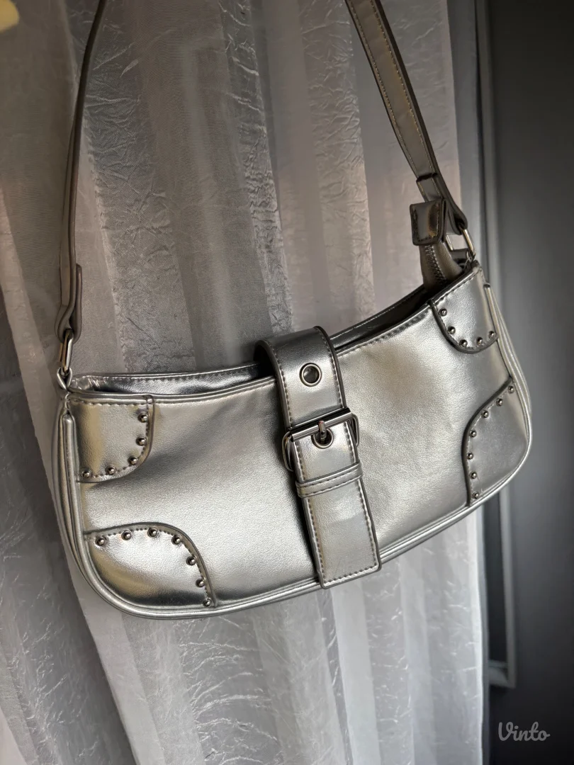 Srebrna metalik torbica