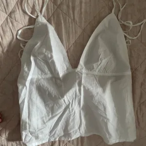 Stradivarius beli top