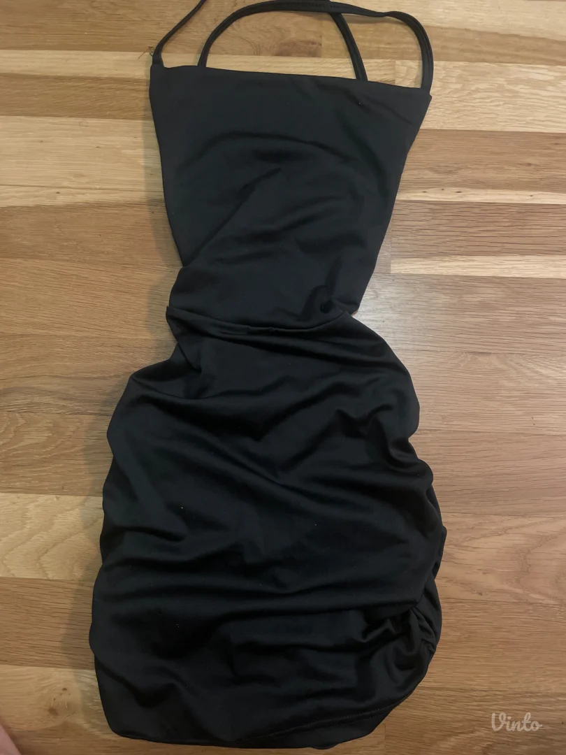 crna haljina otvorenih ledja xs