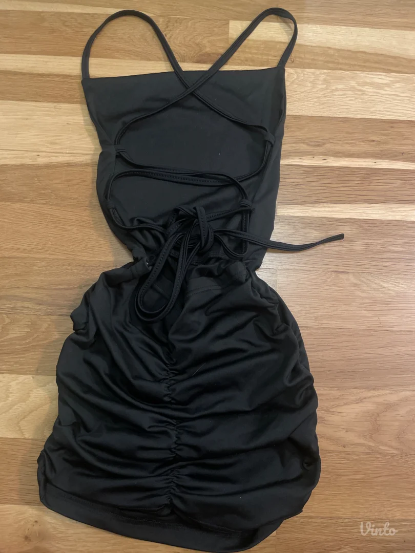 crna haljina otvorenih ledja xs