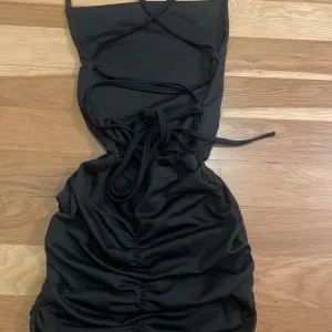 crna haljina otvorenih ledja xs