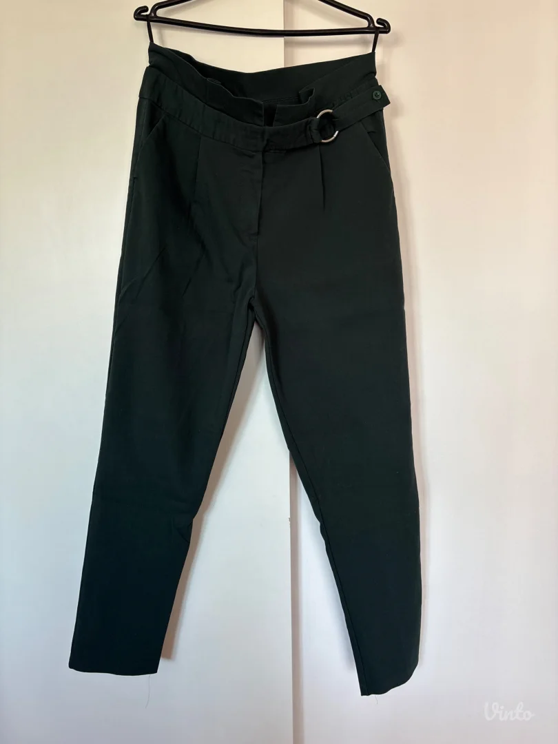 tamno zelene pantalone