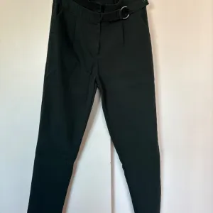 tamno zelene pantalone