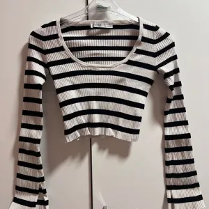 Bershka crno bela majica