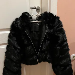 Crna ženska bundica/jaknica