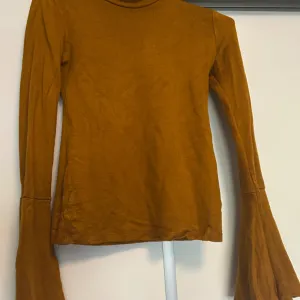 Majica sa zvono rukavima