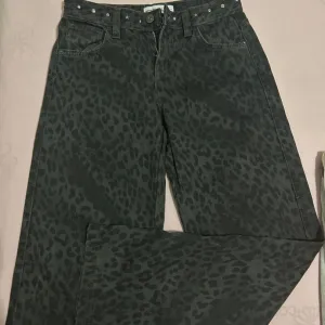 Bershka - leopard print farmerke