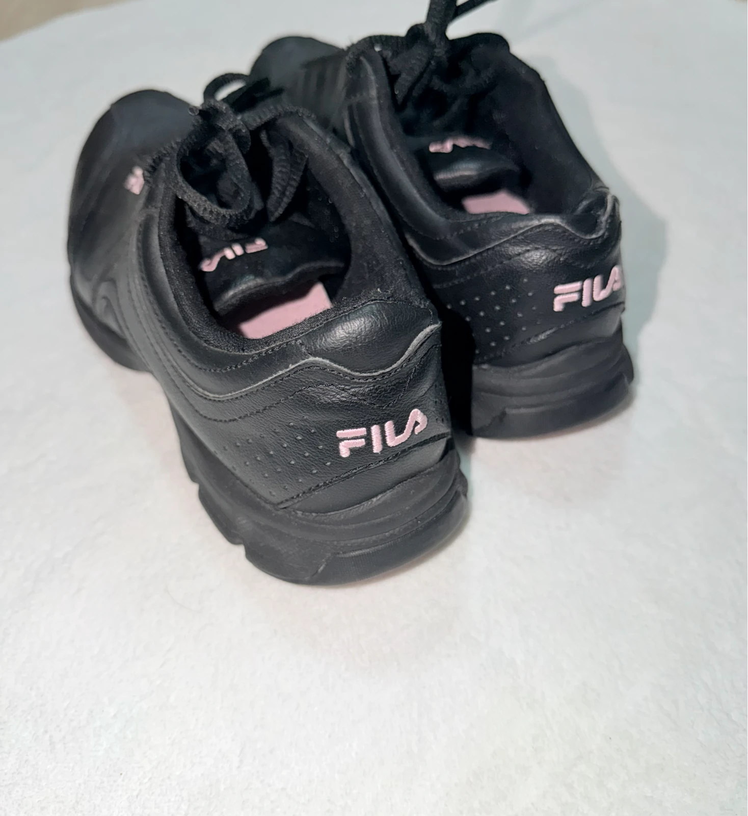 Fila crne ženske patike