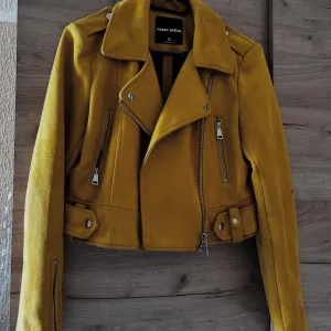 Jakna prevrnuta koza