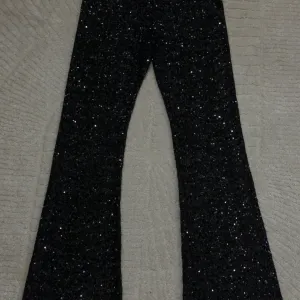 Zara - sljokicaste pantalone