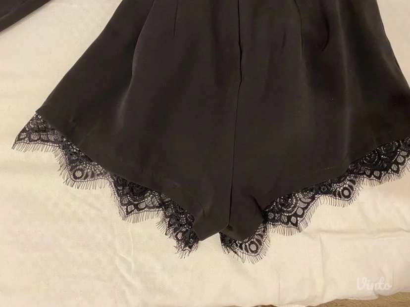 Potpuno nov crni kraci kombinezon