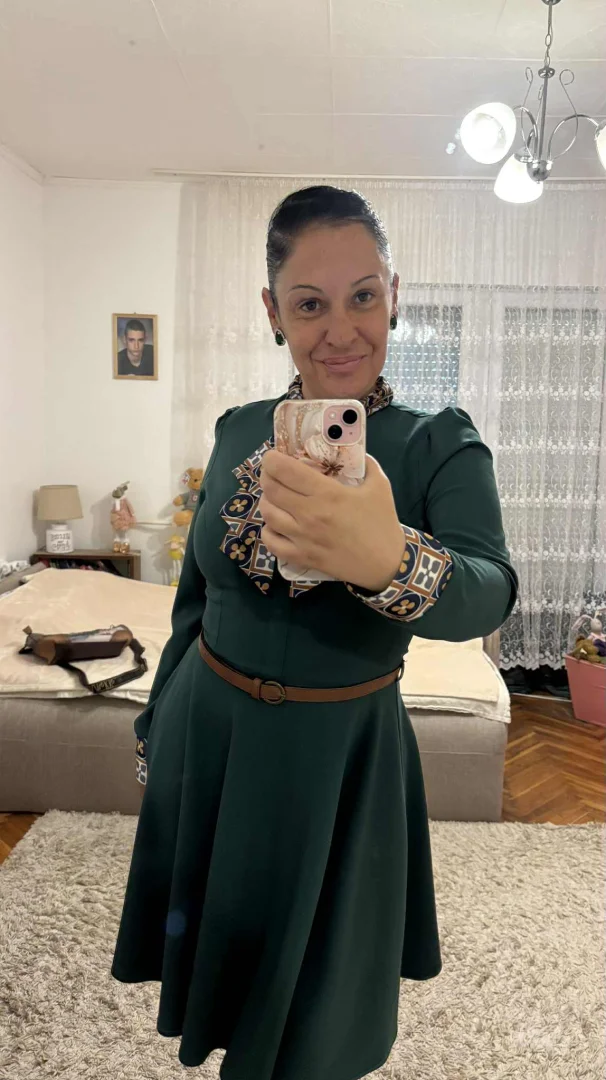 Potpuno nova haljina, skinuta etiketa i samo stoji