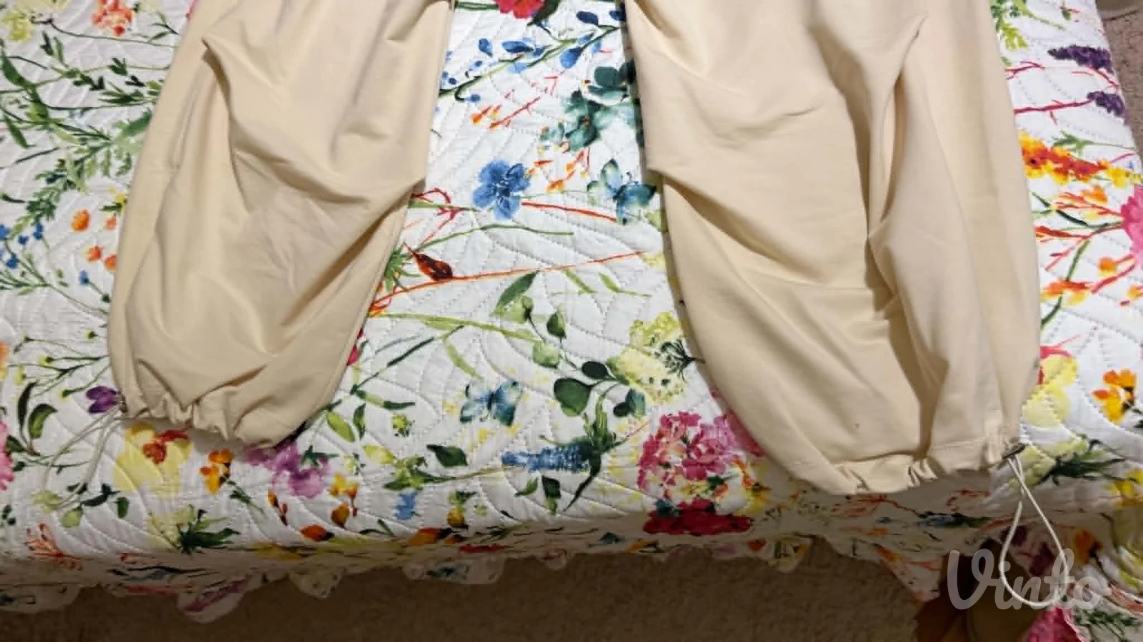 Potpuno ocuvan komplet pantalone i top majica