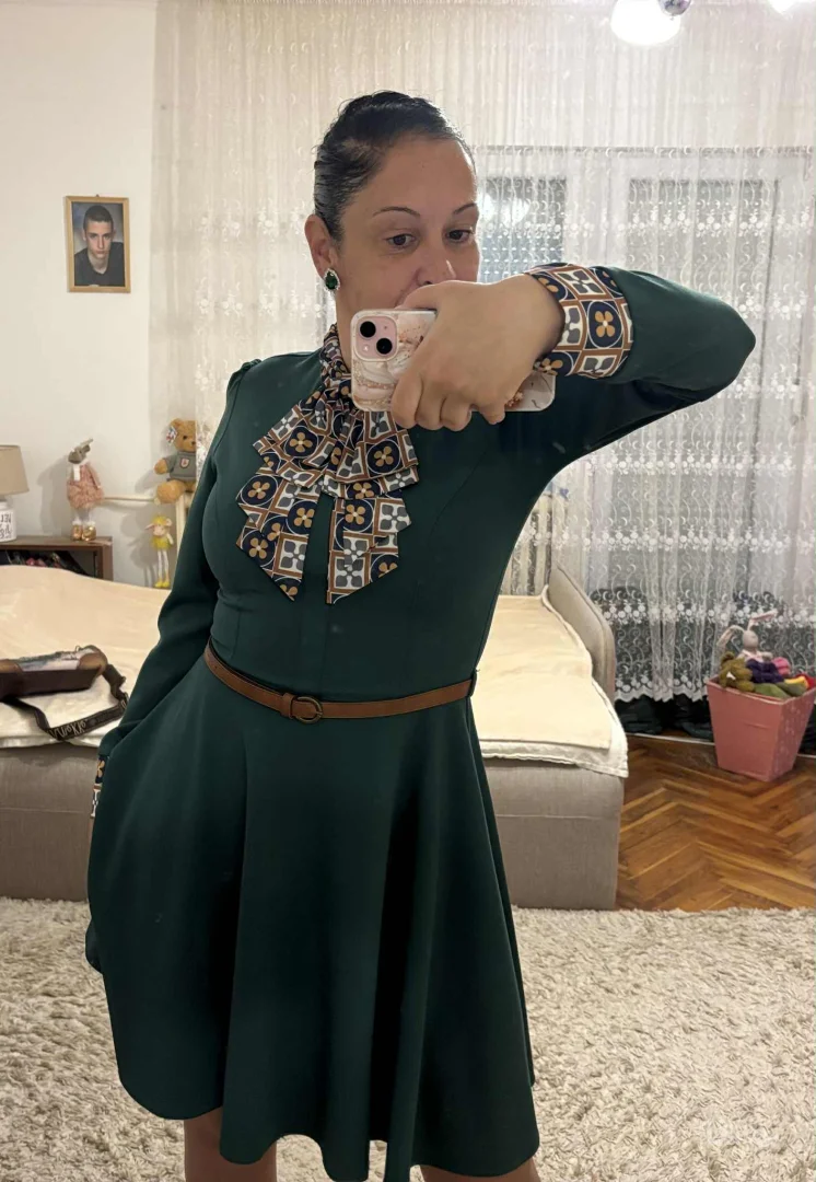 Potpuno nova haljina, skinuta etiketa i samo stoji