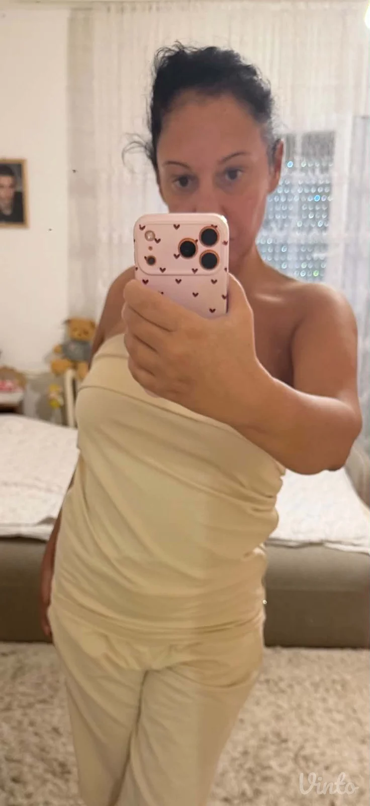 Potpuno ocuvan komplet pantalone i top majica