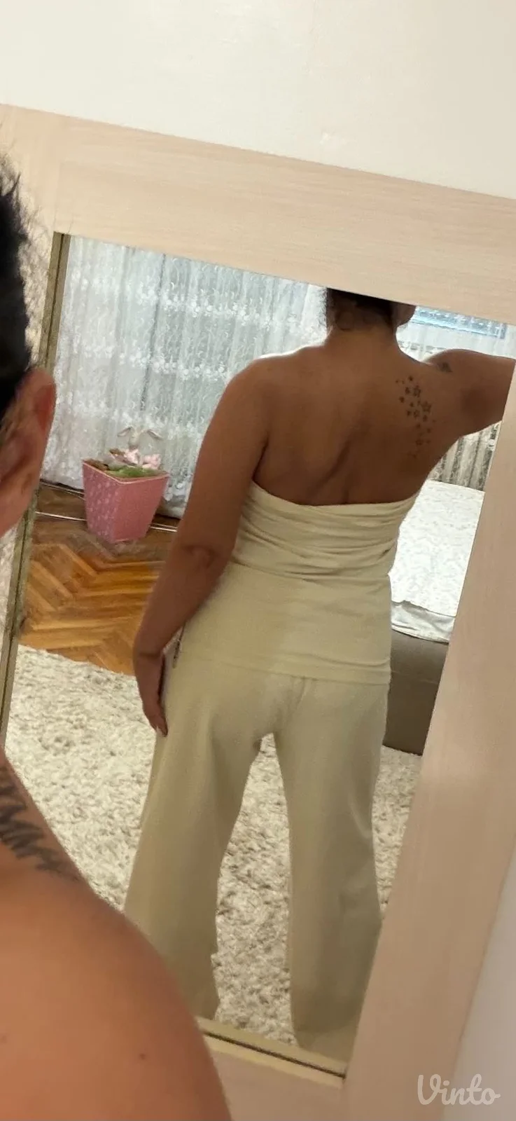 Potpuno ocuvan komplet pantalone i top majica
