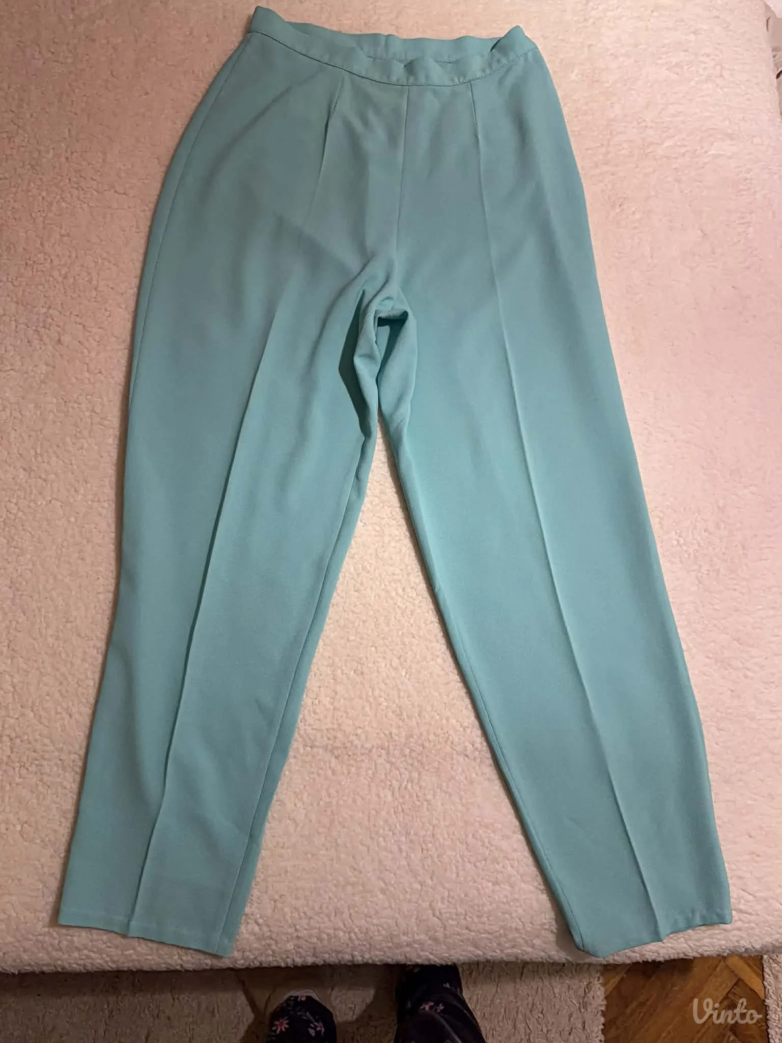 Potpuno ocuvan komplet pantalone i kosulja