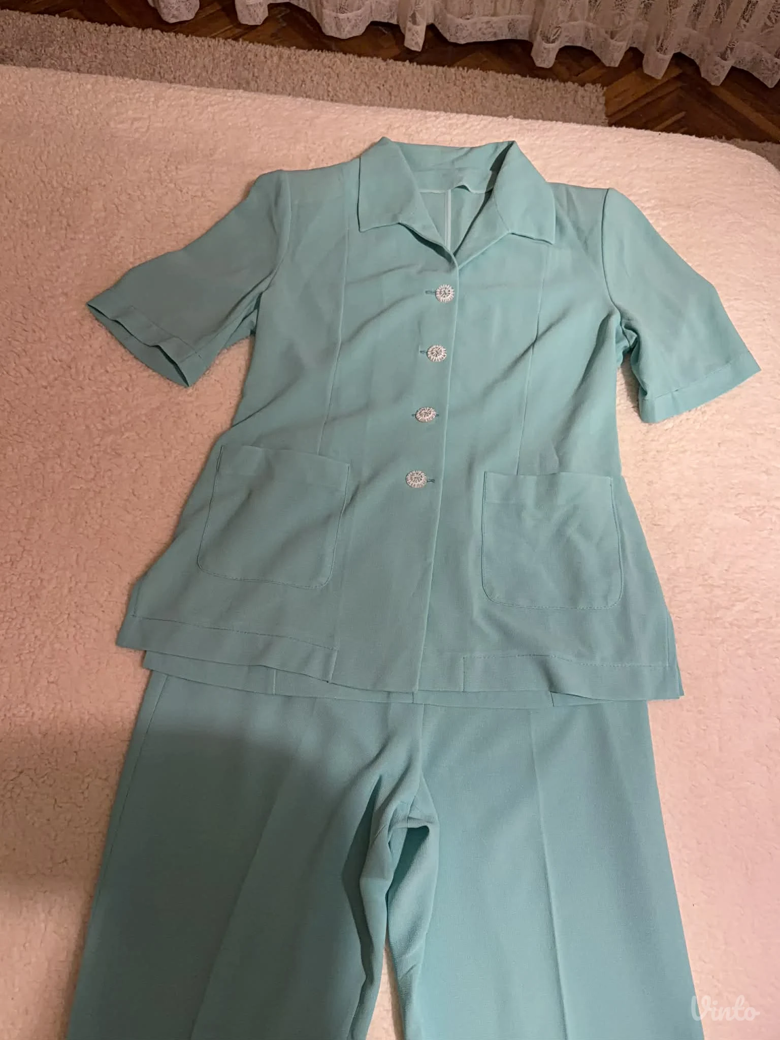 Potpuno ocuvan komplet pantalone i kosulja