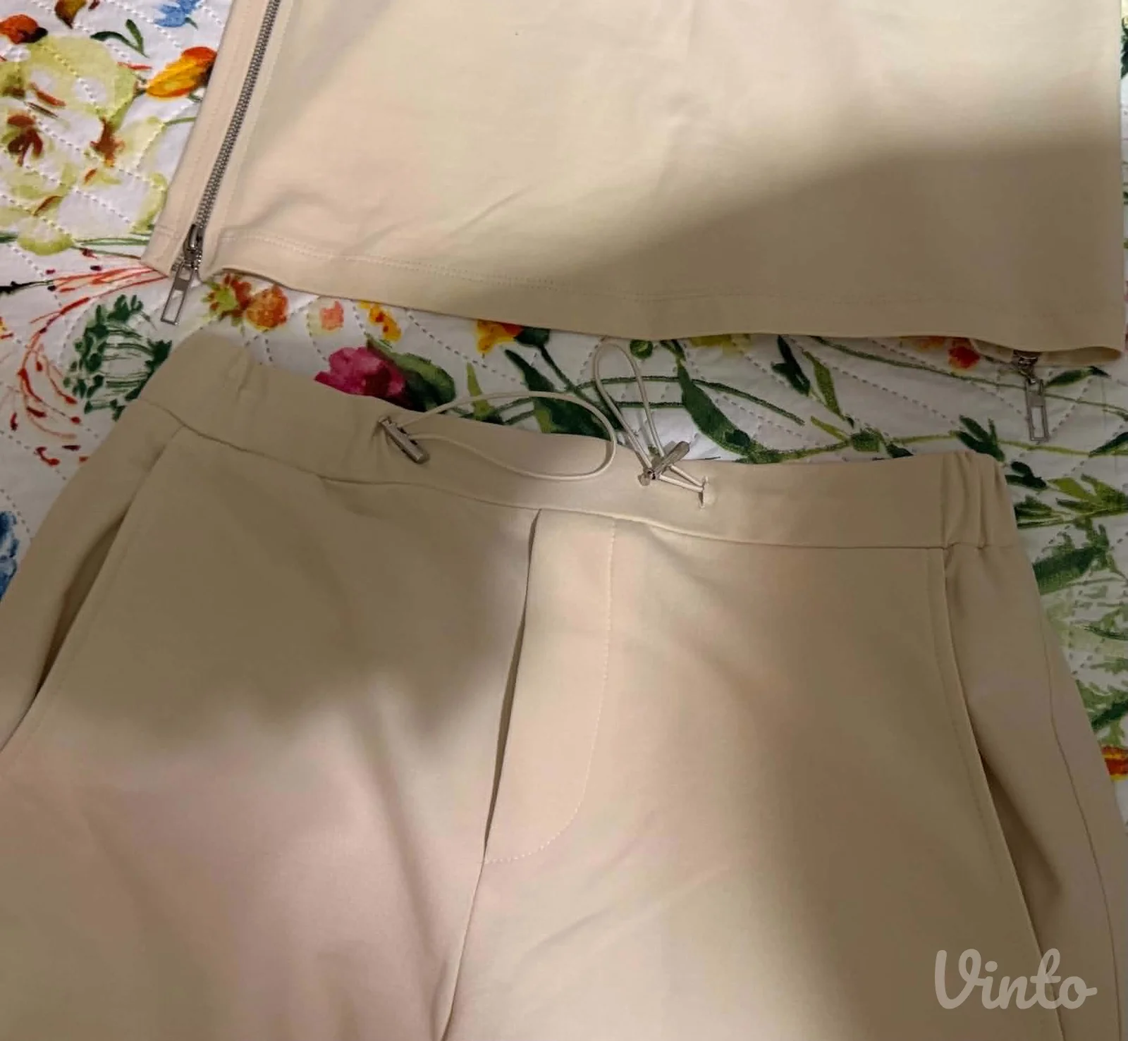 Potpuno ocuvan komplet pantalone i top majica