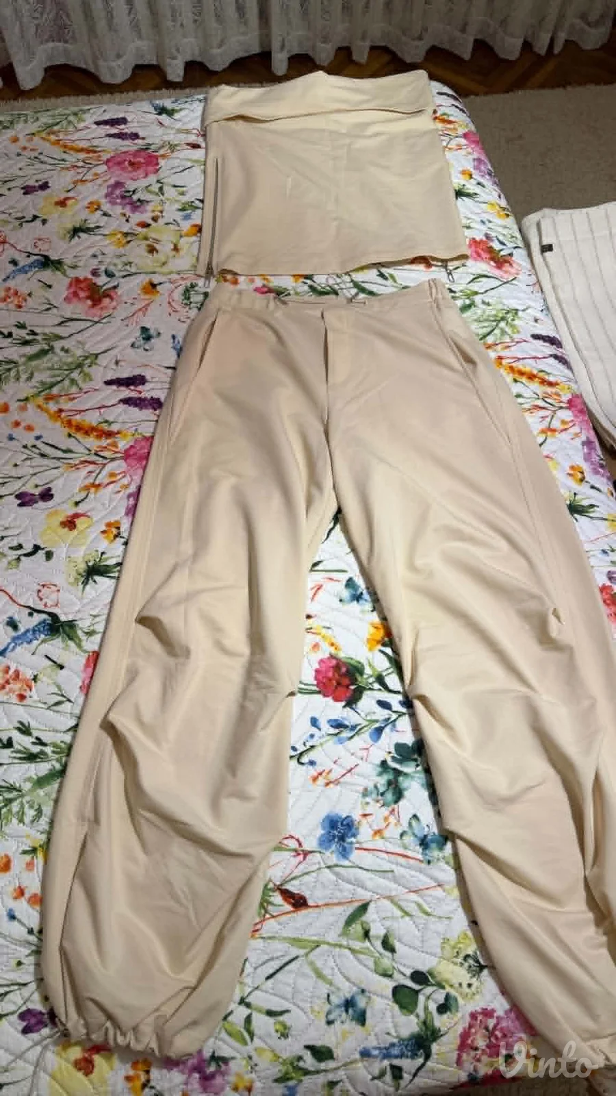Potpuno ocuvan komplet pantalone i top majica