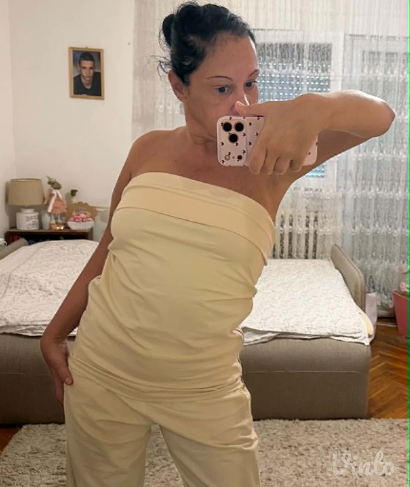 Potpuno ocuvan komplet pantalone i top majica