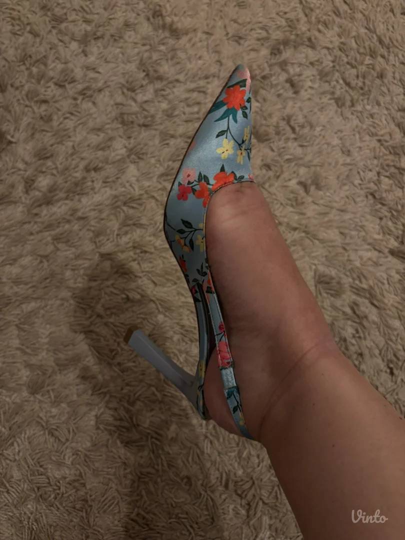 Potpuno ocuvane sandale, dvaput obuvene