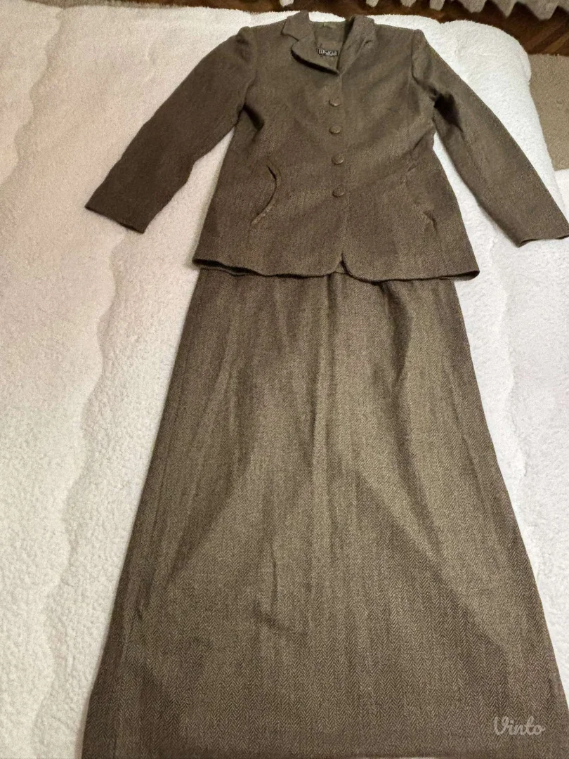 Potpuno ocuvan Mona komplet suknja i sako