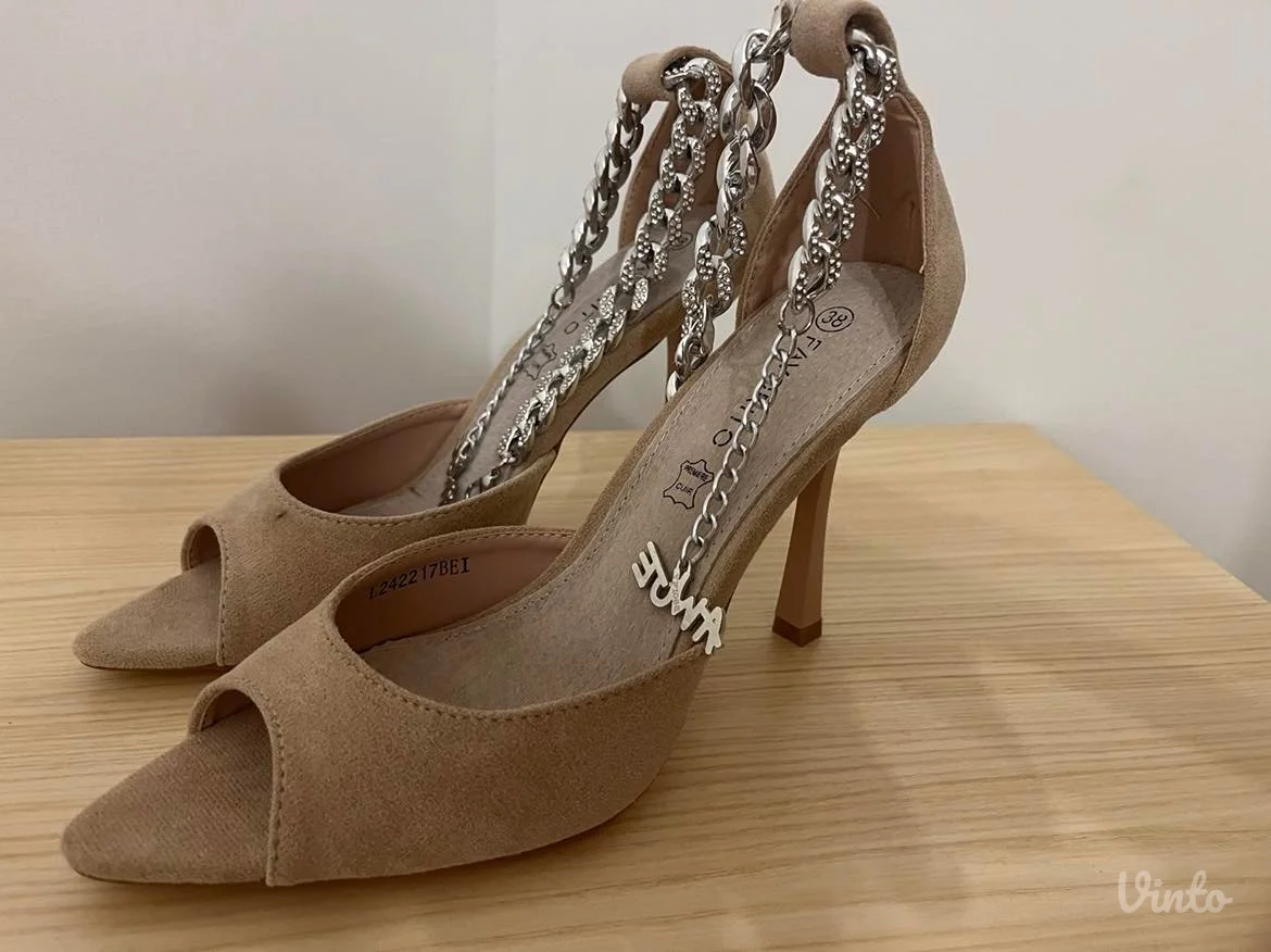 Potpuno nove sandale br. 38