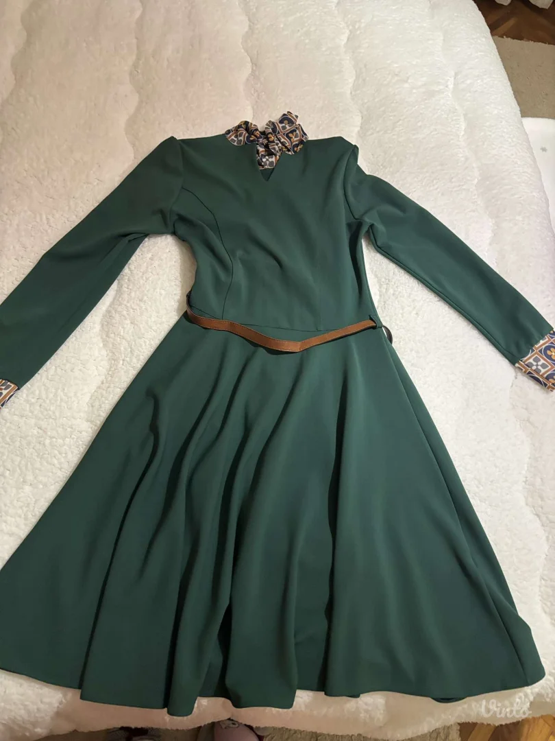 Potpuno nova haljina, skinuta etiketa i samo stoji