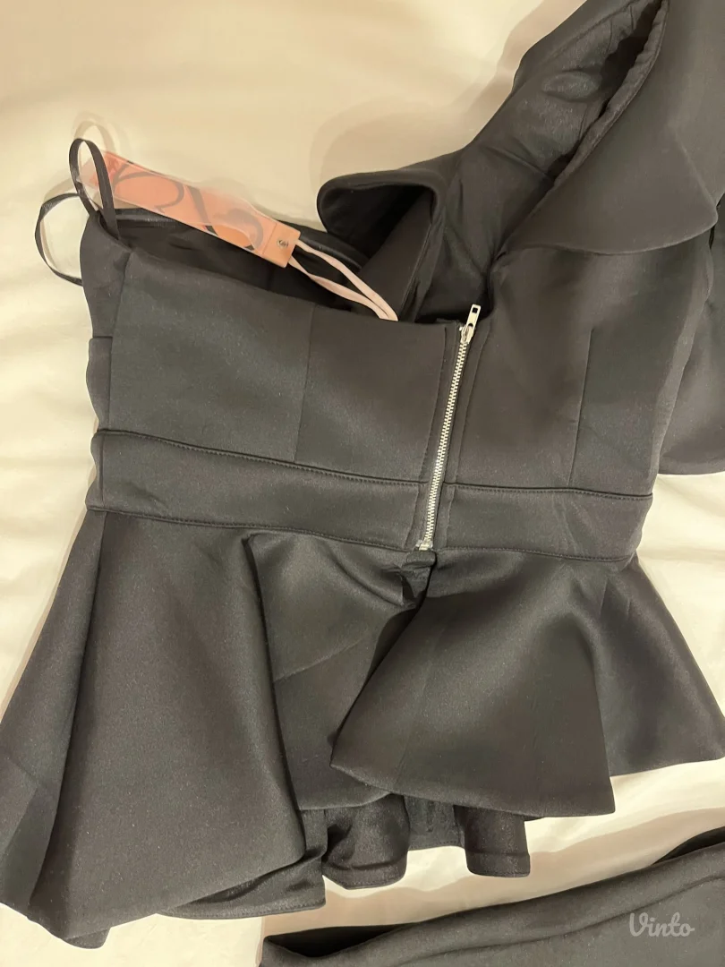 Potpuno nov komplet sa etiketom suknja i bluza