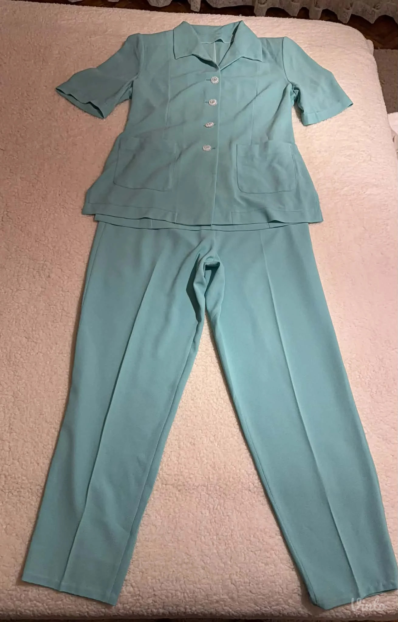 Potpuno ocuvan komplet pantalone i kosulja