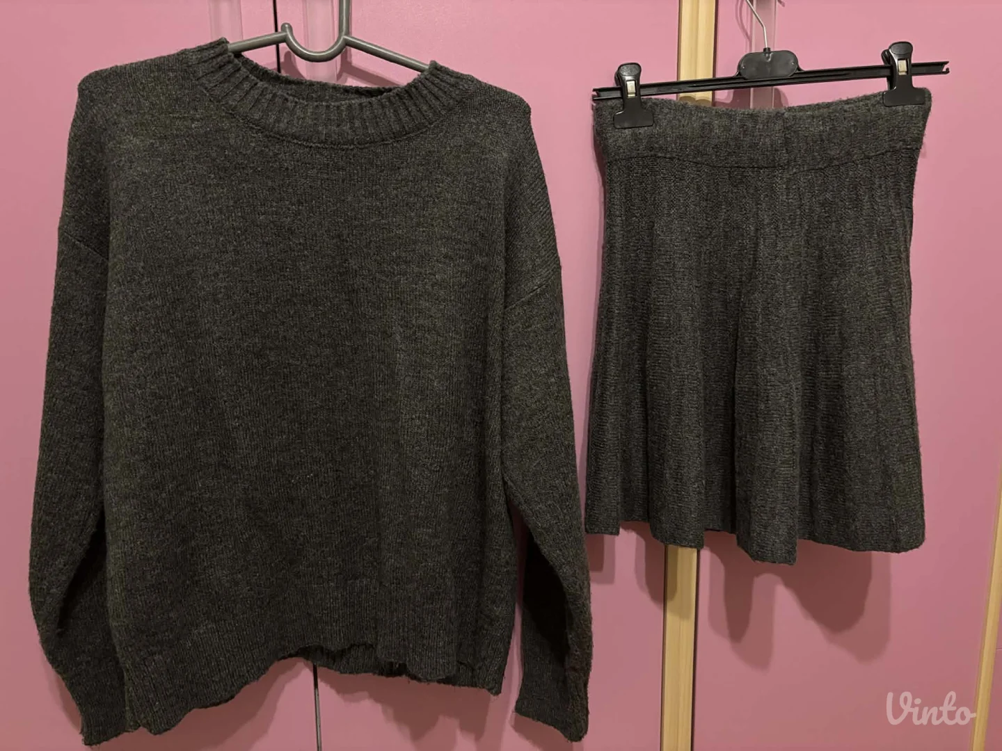 Nov komplet suknja i dzemper UNI velicina