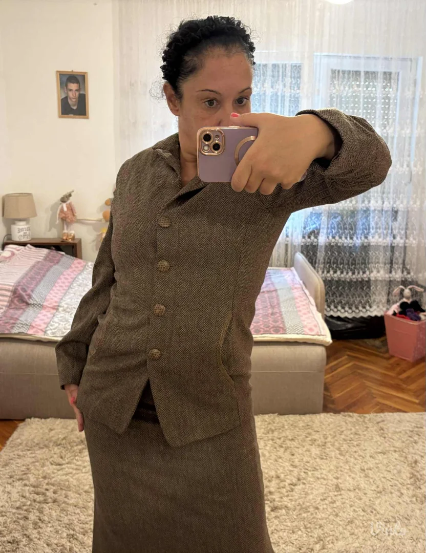 Potpuno ocuvan Mona komplet suknja i sako