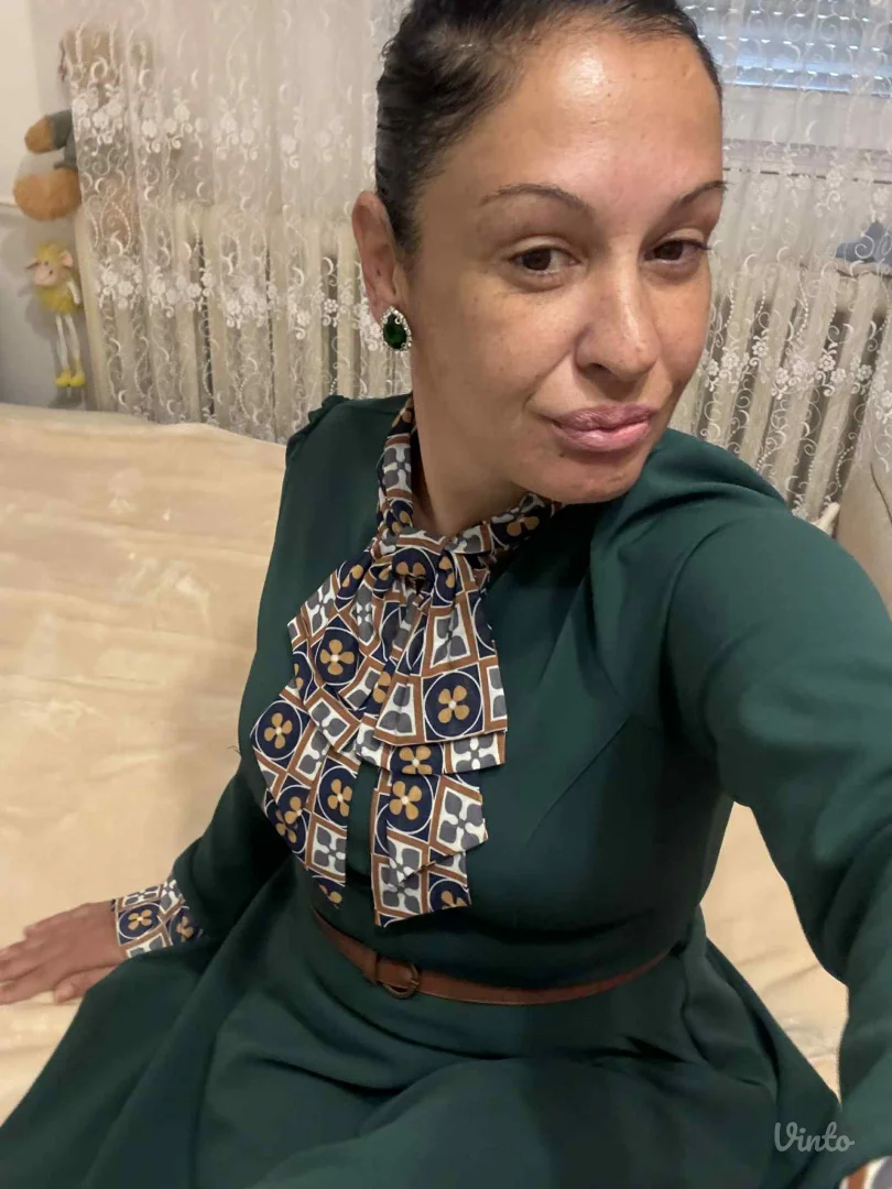 Potpuno nova haljina, skinuta etiketa i samo stoji