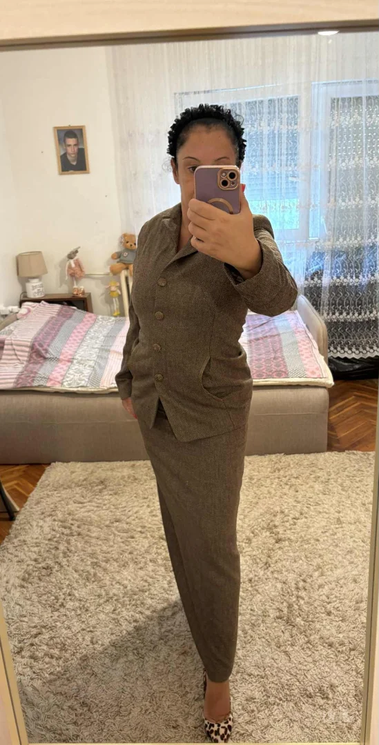 Potpuno ocuvan Mona komplet suknja i sako