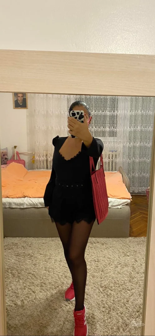 Potpuno nov crni kraci kombinezon