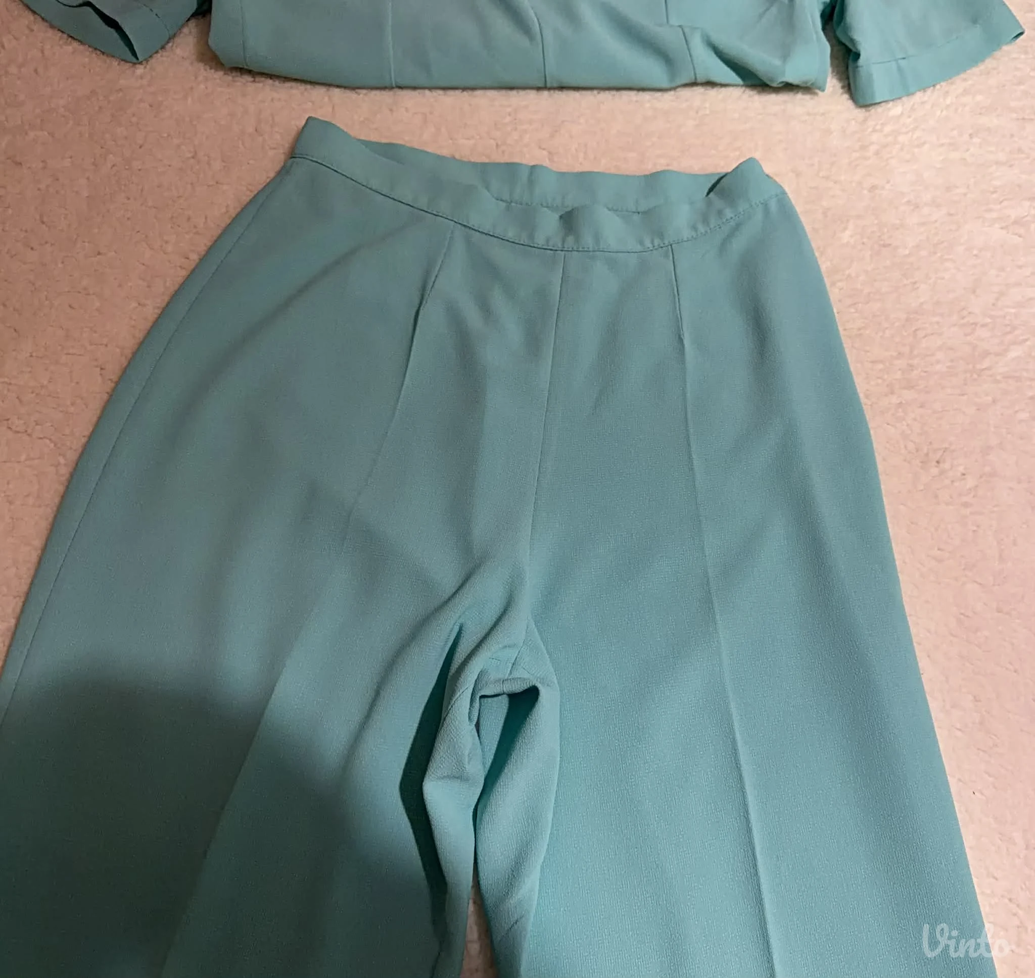 Potpuno ocuvan komplet pantalone i kosulja