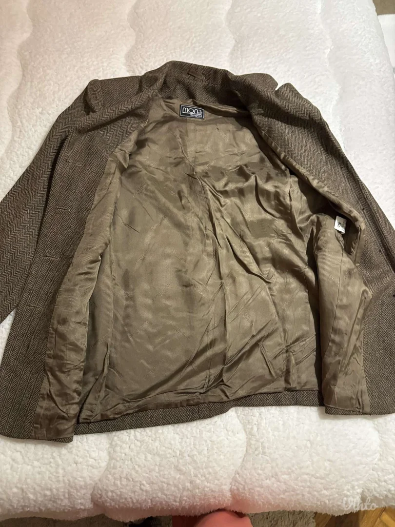 Potpuno ocuvan Mona komplet suknja i sako