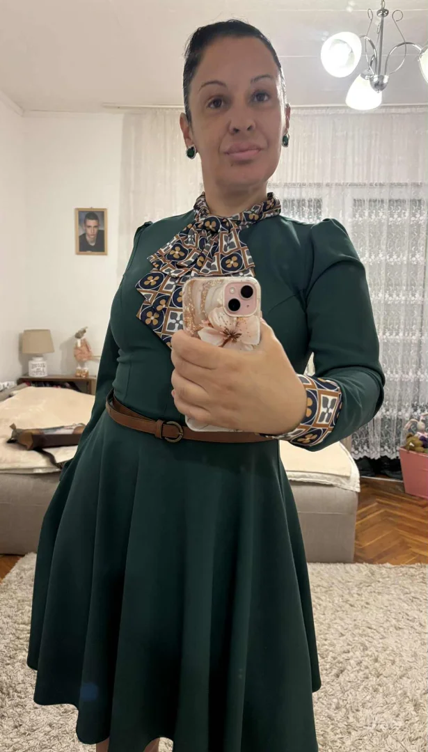 Potpuno nova haljina, skinuta etiketa i samo stoji