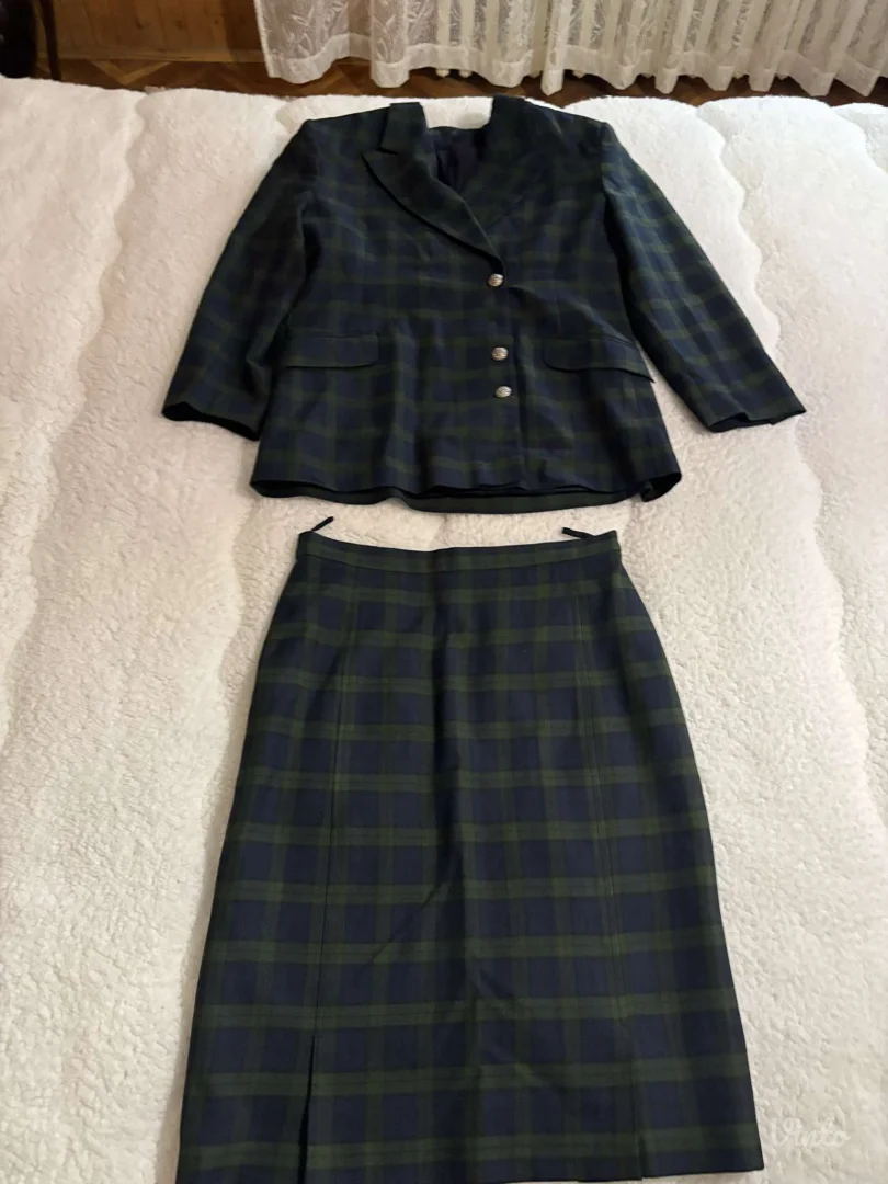 Dobro ocuvan komplet suknja i sako