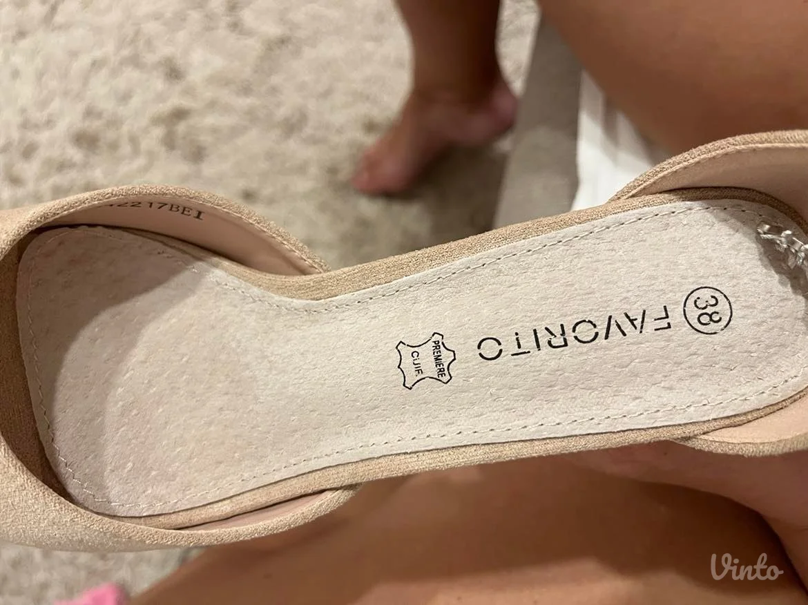 Potpuno nove sandale br. 38