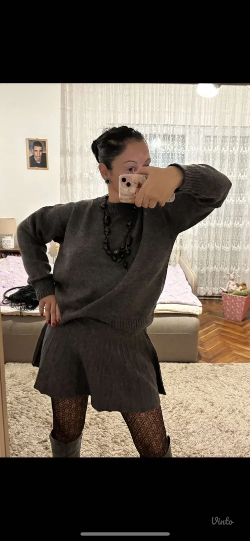 Nov komplet suknja i dzemper UNI velicina