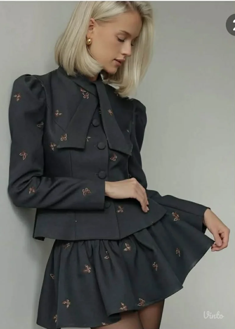 Potpuno nov komplet, suknja i bluza