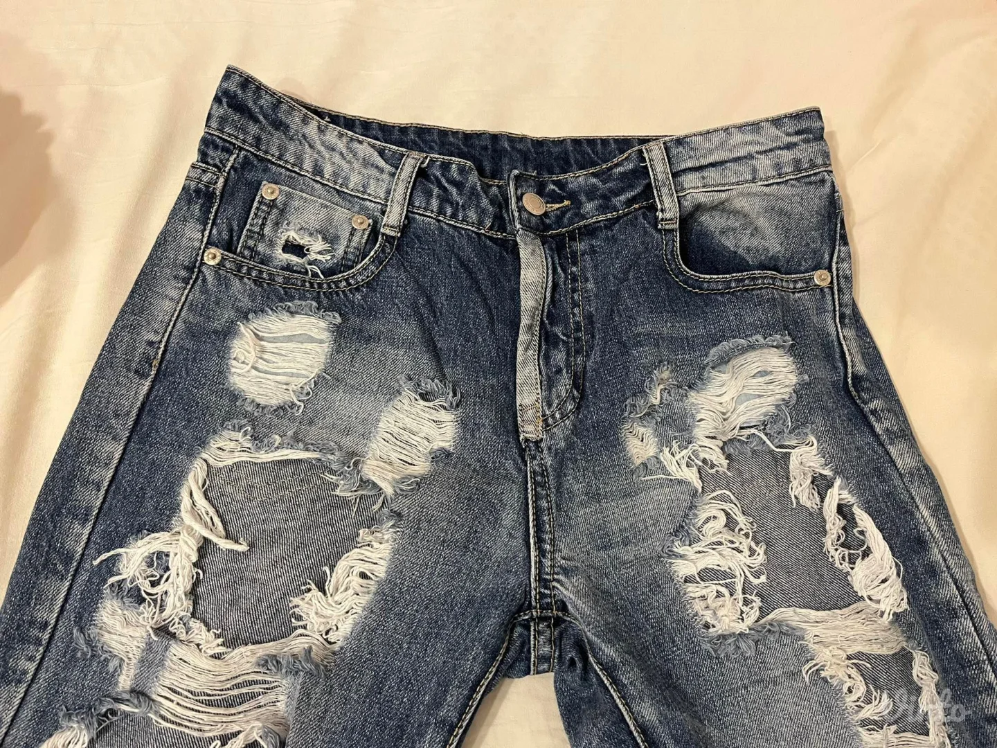 Potpuno nove iscepane farmerke