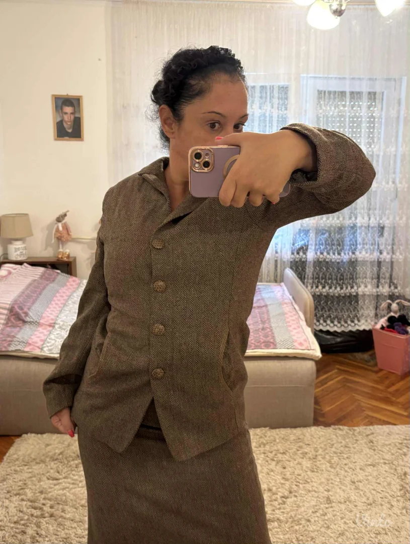 Potpuno ocuvan Mona komplet suknja i sako