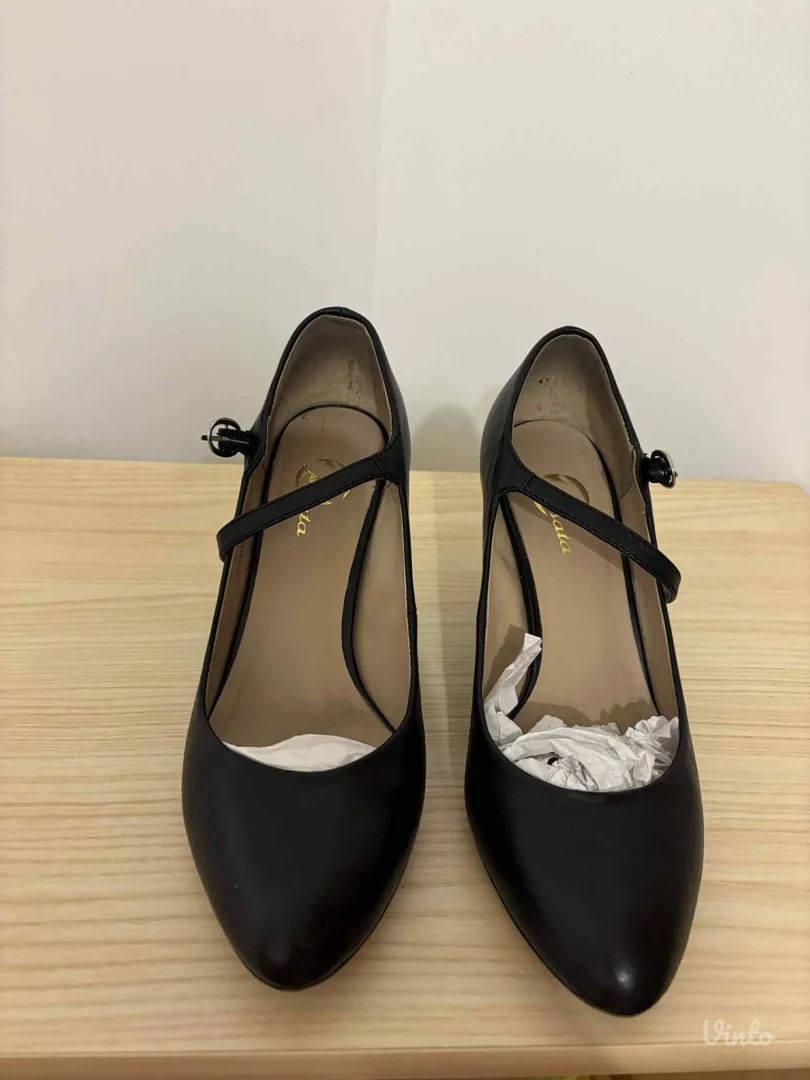 Potpuno ocuvane kozne Bata Sandale br. 36